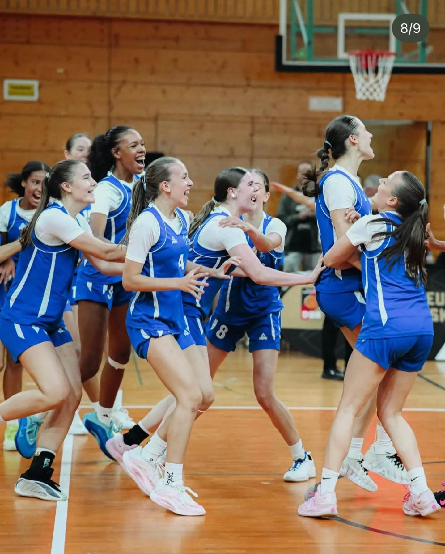 Bundesjugendlager 2026
Drei Pankower durften die letzten Tage in Heidelberg am Bundesjugendlager 2026 teilnehmen. Unser Coach Caleb reiste als Coach für den männlichen Bereich des BBVs mit. Oskar, der letzte Saison noch mit einer Doppellizenz bei ALBA spielte und dieses Jahr zu deren JBBL wechselt, war ebenfalls für den 2012er Kader des BBVs in Heidelberg mit dabei. Besonders stolz sind wir auf Tildi, die als 2012erin nicht nur beim weiblichen 2011er Kader spielt, sondern nun auch für weitere Nationalmannschaftsmaßnahmen mit dem DBB für die u16 nominiert ist.
HERZLICHEN GLÜCKWUNSCH 💐👏 Als Kirsche auf der Sahnetorte gewann sogar der BBV bei den Mädchen das Turnier. Im Finale setzten sie sich mit 69:46 gegen den WBV durch. #einheitpankowbasketball #playlikeagirl