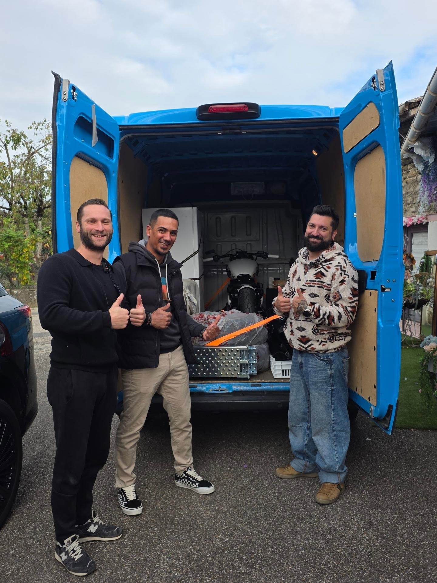 Guillaume est venu recuperer sa Street Bob qu'il a gagné lors de notre avant dernier concours! Elle va donc sillonner la côte ouest (il a de la chance, il n'a pas de voisin!)
Tu peux toi aussi tenter ta chance, une harley Sportster S est à gagner en ce moment même sur frenchmotoprojex.com (lien en bio).
Il reste moins de la moitier des tee shirt en seulement 48h!