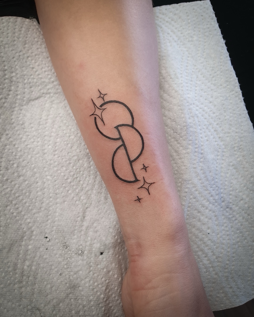 Feine Linien. Große Wirkung. ✍️
.
#minitattoos #organspendetattoo #letteringtattoo #smalltattoos #tattooed